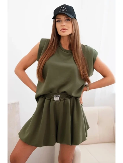 Dámská máslová souprava s halenkou bez rukávů a šortkami s širokými nohavicemi světle khaki