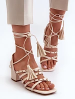 Šněrovací sandály na nízkém podpatku zdobené nýty béžové Chrisele