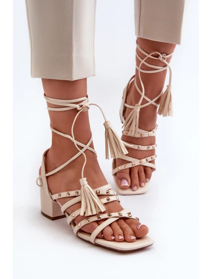 Šněrovací sandály na nízkém podpatku zdobené béžové model 21661665 - EVENTO Šněrovací sandály na nízkém podpatku zdobené béžové model 21661665 - EVENTO