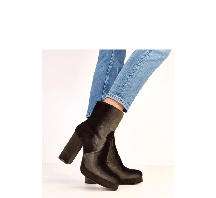 Boty na podpatku model 220583 Solea Boty na podpatku model 220583 Solea