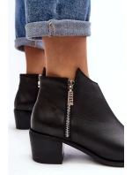 Kožené dámské kotníčkové boty na sloupku s nízkým svrškem a zipy černé Annaja Kožené dámské kotníčkové boty na sloupku s nízkým svrškem a zipy černé Annaja