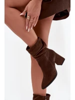 Dámské zateplené kotníkové boty z přírodního semiše se řasením – čokoládové Dámské zateplené kotníkové boty z přírodního semiše se řasením – čokoládové