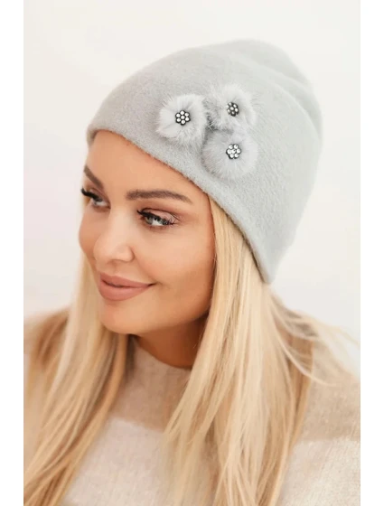 Dámská čepice s ozdobnými model 21470141 květy elegantní světlá šedá - K-Fashion
