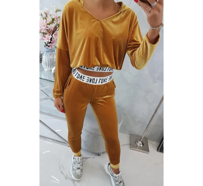 Velurová souprava s kapucí v hořčicové barvě Velurová souprava s kapucí v hořčicové barvě