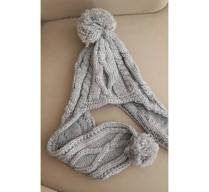 Dámská zimní čepice z vlny s bambulemi a prodlouženými stranami K448 šedá