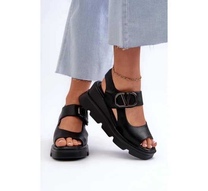 Dámské sandály na klínku a platformě z eko kůže, černá triaola Dámské sandály na klínku a platformě z eko kůže, černá triaola