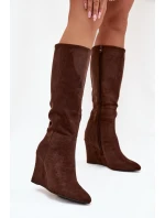 Zateplené dámské kozačky na klínu čokoládové model 21705078 - Boto Zateplené dámské kozačky na klínu čokoládové model 21705078 - Boto