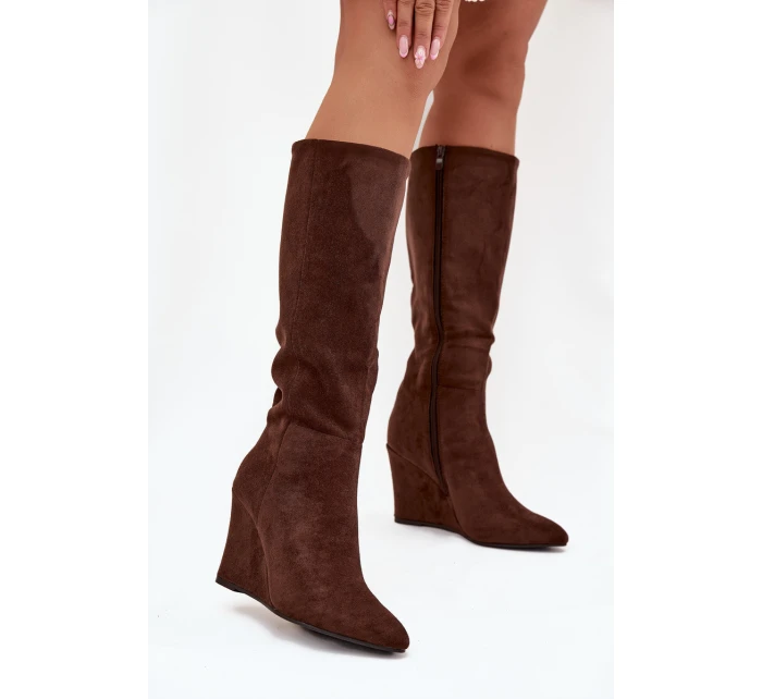 Zateplené dámské kozačky na klínu čokoládové model 21705078 - Boto Zateplené dámské kozačky na klínu čokoládové model 21705078 - Boto