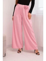 Dámské elegantní kalhoty s širokou nohavicí a ozdobným květem cukrově růžový Dámské elegantní kalhoty s širokou nohavicí a ozdobným květem cukrově růžový