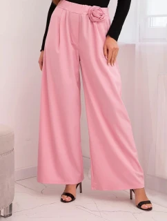 Dámské elegantní kalhoty s širokou nohavicí a ozdobným květem model 21798613 růžový - K-Fashion