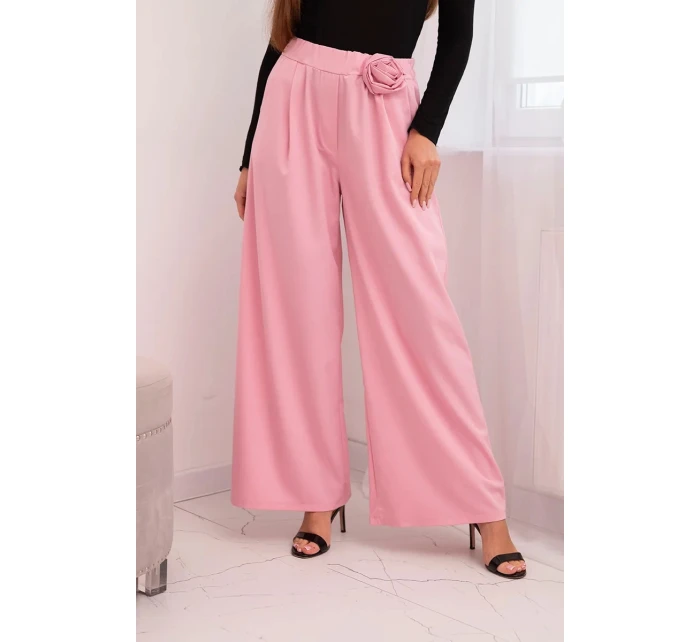 Dámské elegantní kalhoty s širokou nohavicí a ozdobným květem cukrově růžový Dámské elegantní kalhoty s širokou nohavicí a ozdobným květem cukrově růžový