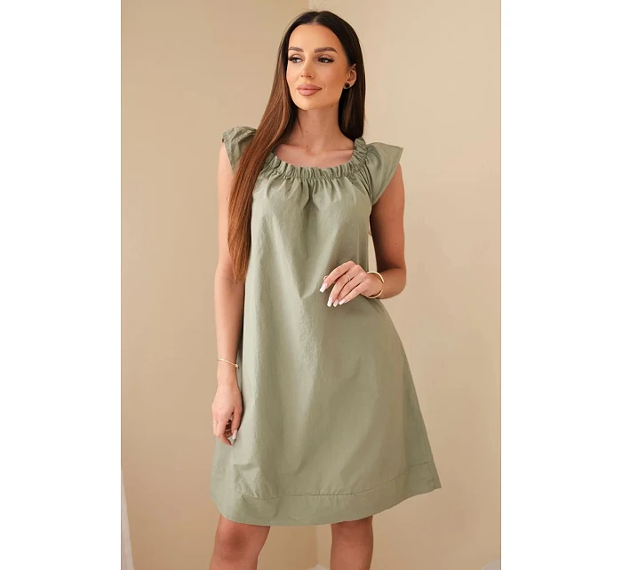 Dámské bavlněné šaty s model 22079481 výstřihem a volánem khaki - K-Fashion