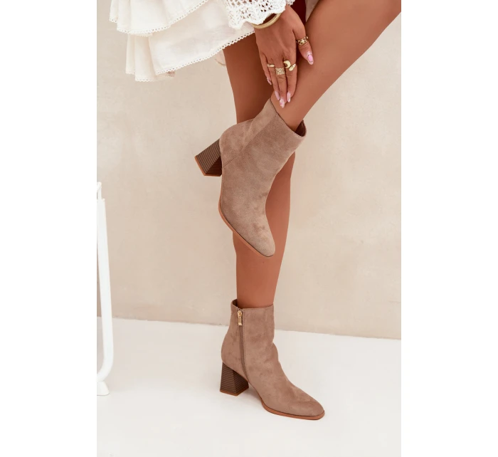 Dámské Botky Z Eko Semiše Na Podpatku Se Zámkem Béžové Zelita Dámské Botky Z Eko Semiše Na Podpatku Se Zámkem Béžové Zelita
