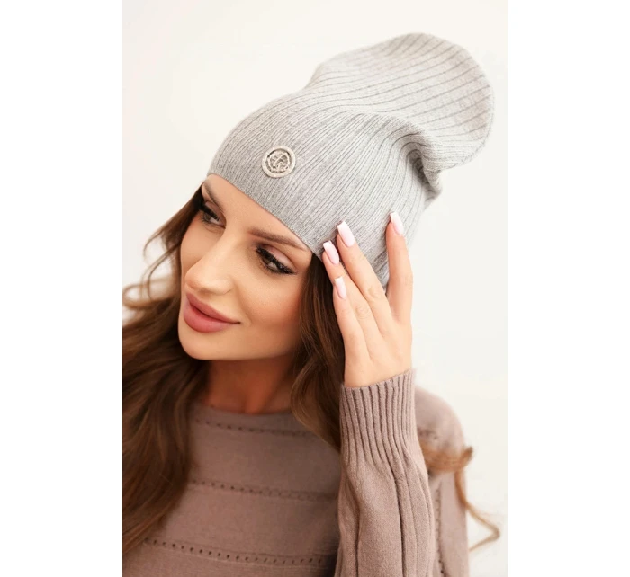 Dámská čepice s proužkem a ozdobným knoflíkem s přídavkem vlny a modalu šedá Dámská čepice s proužkem a ozdobným knoflíkem s přídavkem vlny a modalu šedá
