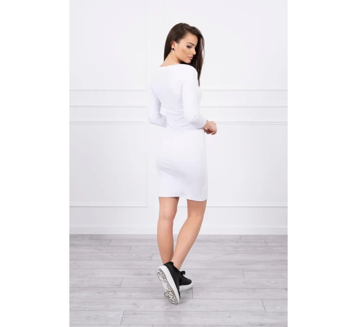 Přiléhavé šaty s výstřihem bílé