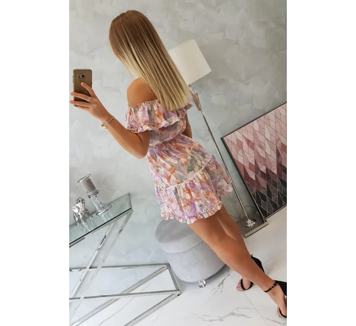 Květinové šaty s odhalenými rameny ve fialové barvě