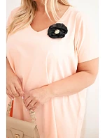 Dámské bavlněné šaty Plus Size s broží a výstřihem pudrově růžová Dámské bavlněné šaty Plus Size s broží a výstřihem pudrově růžová