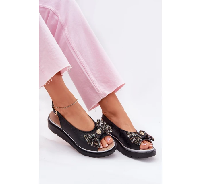 Dámské kožené sandály na klínu s mašlí model 21701827 černé - Zazoo Dámské kožené sandály na klínu s mašlí model 21701827 černé - Zazoo