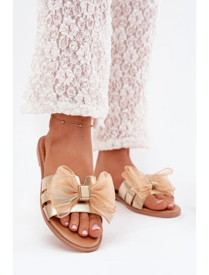 Dámské sandály na plochém podpatku s mašlí zlaté model 21703826 - Boto Dámské sandály na plochém podpatku s mašlí zlaté model 21703826 - Boto