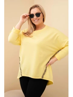 Dámská blůza Plus Size bavlněná s ohrnovacími rukávy a lampasem v leopardím vzoru žlutý
