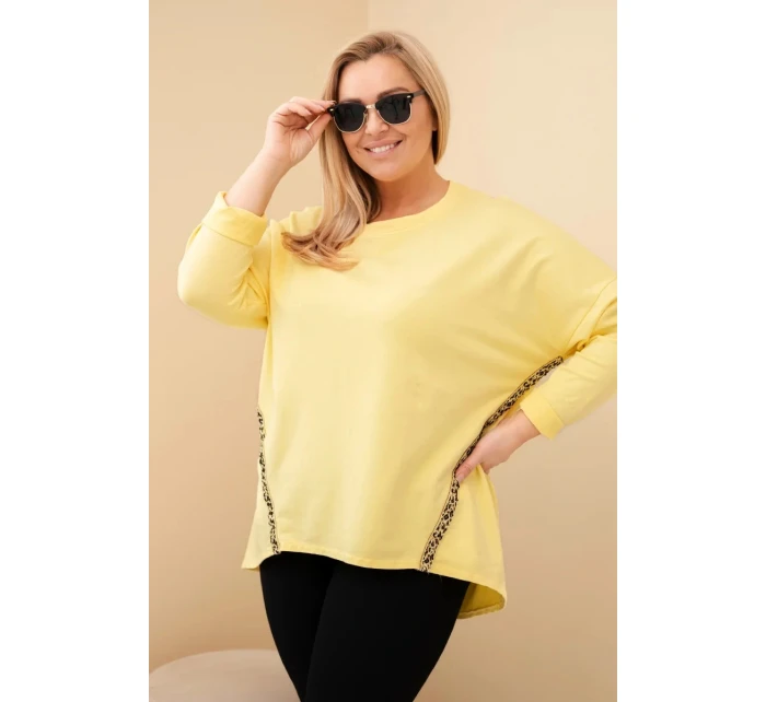 Dámská blůza Plus Size bavlněná s ohrnovacími rukávy a lampasem v leopardím vzoru žlutý
