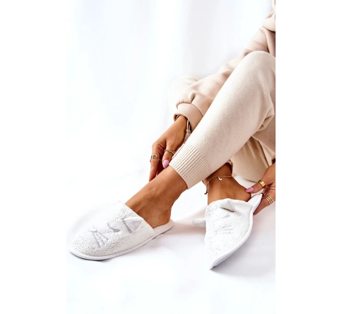 Lesklé pantofle bílé model 21570304 - EVENTO