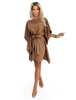 model 21731580 SOFIA Motýlí šaty se zavazováním v pase cappuccino - numoco model 21731580 SOFIA Motýlí šaty se zavazováním v pase cappuccino - numoco