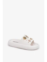 Dámské pěnové pantofle s ozdobnými připínkami Vinceza – bílé