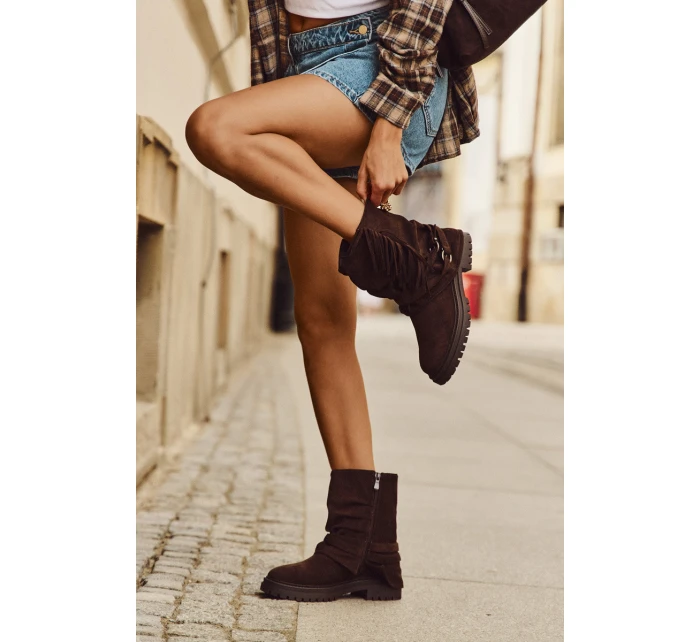 Zateplené dámské kotníkové boty s třásněmi a na ploché podrážce čokoládové model 21709285 - Boto Zateplené dámské kotníkové boty s třásněmi a na ploché podrážce čokoládové model 21709285 - Boto