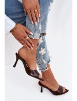 Lakované dámské nazouváky na podpatku čokoládové model 21918908 - Boto Lakované dámské nazouváky na podpatku čokoládové model 21918908 - Boto