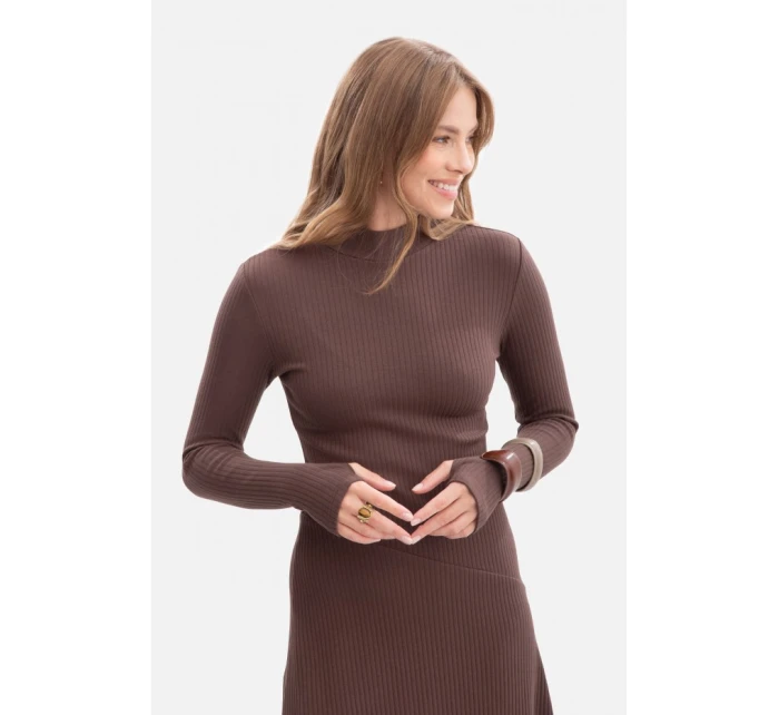 B299 Žebrované midi šaty s asymetrickým pasem - hnědé