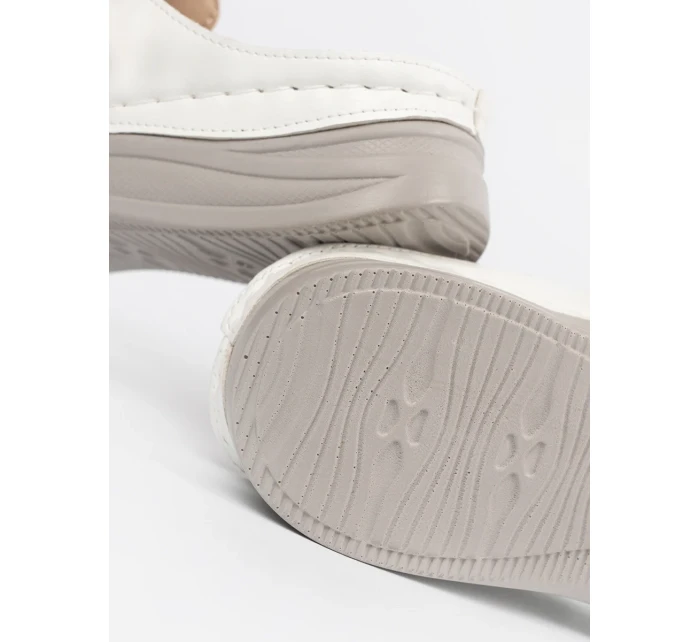 Trendy dámské bílé  nazouváky na plochém podpatku