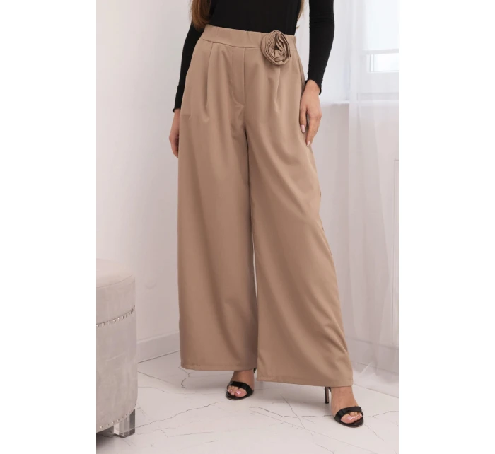 Dámské elegantní kalhoty s širokou nohavicí a ozdobným květem fango