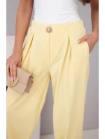 Dámské bavlněné kalhoty s vysokým pasem a ozdobným knoflíkem žluté