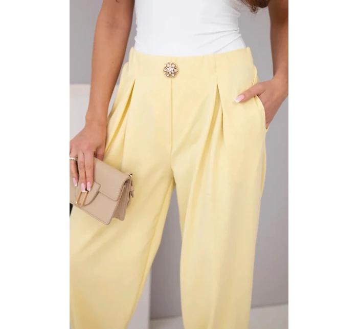 Dámské bavlněné kalhoty s vysokým pasem a ozdobným knoflíkem žluté
