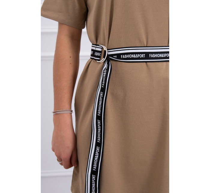 Šaty s ozdobným páskem camel