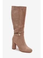 Dámské zateplené kozačky na sloupkovém podpatku se zlatou přezkou Seraphine – béžové Dámské zateplené kozačky na sloupkovém podpatku se zlatou přezkou Seraphine – béžové