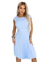 model 22179302 LILA Klasické plisované šaty s krátkými rukávy a páskem modré - numoco model 22179302 LILA Klasické plisované šaty s krátkými rukávy a páskem modré - numoco