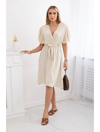 Šaty s model 22048729 výstřihem béžový - K-Fashion