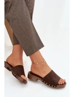 Dámské pantofle na nízkém podpatku se zlatými sponami čokoládové model 21919202 - EVENTO