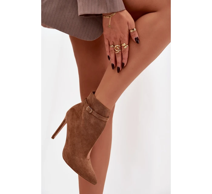 Dámské kotníkové boty na jehlovém podpatku z eko semiše tmavě béžové Amalundi Dámské kotníkové boty na jehlovém podpatku z eko semiše tmavě béžové Amalundi