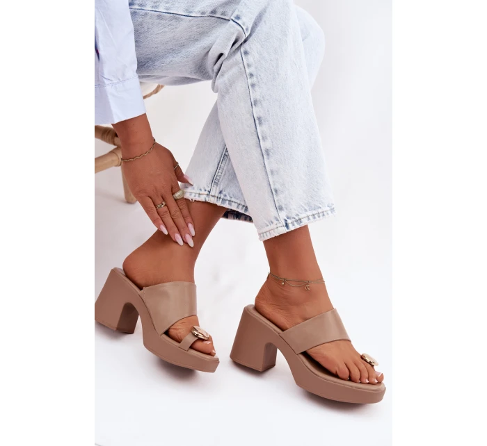 Dámské nazouváky na sloupkovém podpatku se zlatým detailem tmavě béžové model 22037686 - Boto