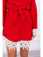 Šaty s krajkou vázané v pase červené