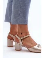 Dámské sandály z ekokože na podpatku s ozdobami zlaté model 21658156 - VINCEZA