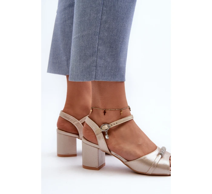 Dámské sandály z ekokože na podpatku s ozdobami zlaté model 21658156 - VINCEZA