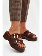 Dámské pantofle na platformě se zlatými sponami čokoládové model 21919104 - Boto