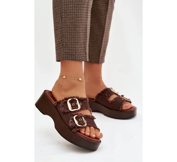 Dámské pantofle na platformě se zlatými sponami čokoládové model 21919104 - Boto