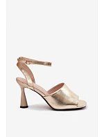 Dámské sandály na podpatku model 22126171 Zlaté - VINCEZA