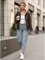 Kurtka damska przejściowa pikowana z kapturem brązowa model 22102049 - FashionStreet Kurtka damska przejściowa pikowana z kapturem brązowa model 22102049 - FashionStreet