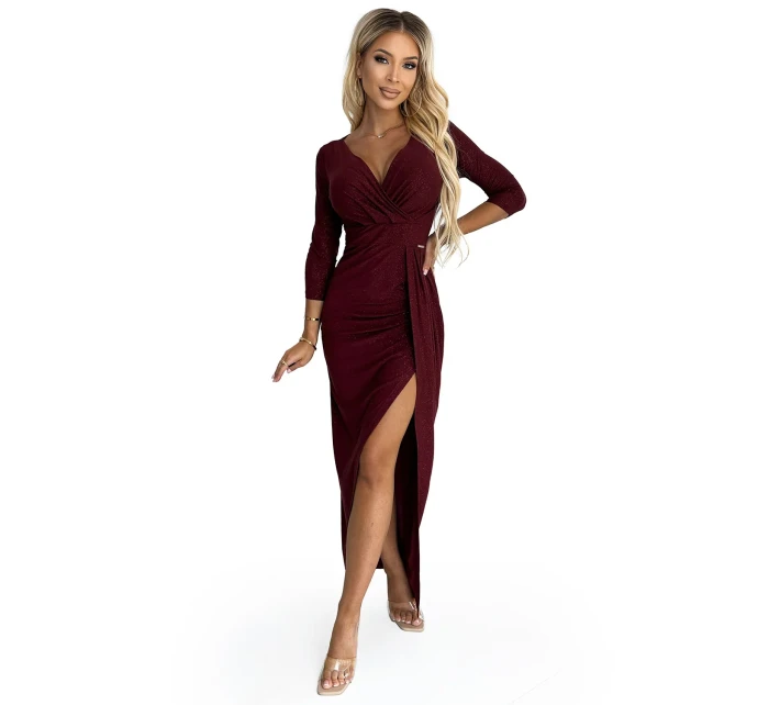 Lesklé dámské šaty ve vínové bordó barvě s výstřihem a rozparkem na noze model 18860510 - numoco Lesklé dámské šaty ve vínové bordó barvě s výstřihem a rozparkem na noze model 18860510 - numoco